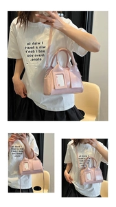 Détail du sac coquillage en cuir brillant rose avec fente pour carte et sangle