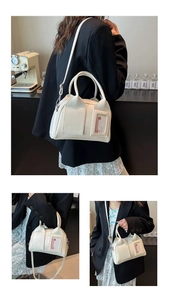 Vue triple d'un sac coquille blanc crème minimaliste porté dans un cadre de café
