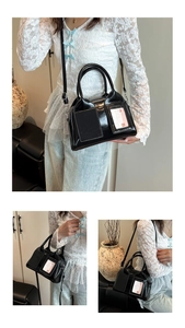 Détail d'un sac à main noir brillant avec fente pour carte et insert de carte de dessin animé