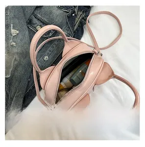 Détails de l'intérieur du sac éléphant rose montrant la capacité pour le maquillage quotidien