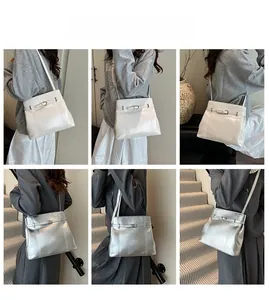 Vues détaillées de sacs seaux tendance pour femmes en finitions blanc et argent