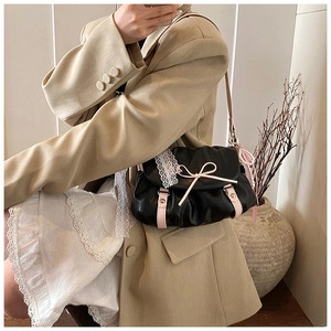 Vue détaillée du sac nuage plissé noir avec nœud rose et bordure en dentelle chic
