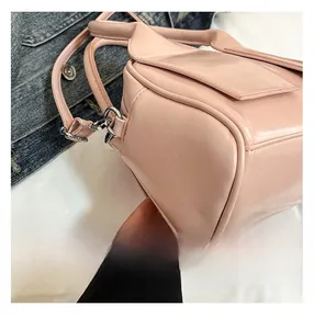 Détail du sac coquillage en cuir verni rose avec ferrures argentées et coutures
