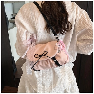Détail du sac nuage rose avec dentelle, nœuds noirs et breloque en perles