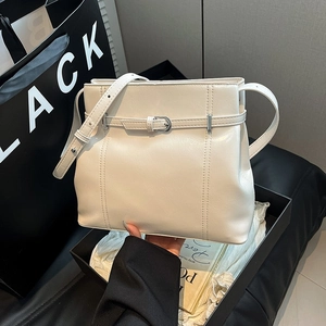 Sac à main seau blanc crème pour femme avec boucle de sangle en cuir et détails argentés