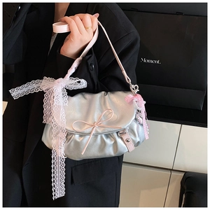 Détail du sac nuage argenté métallisé avec ruban rose et pendentif en perles chic