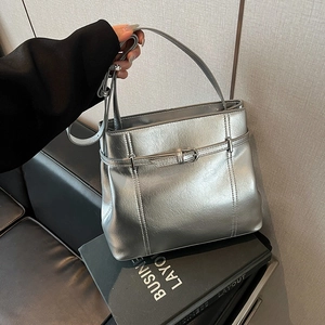 Sac à Bandoulière en Cuir Verni PU pour Femme Décor de Boucle Brillante Grande Capacité Sac Sous le Bras Minimaliste Urbain