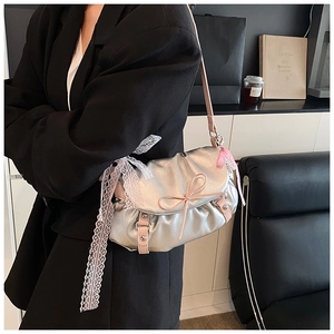 Détail du sac nuage argenté métallique avec nœuds roses et rubans de dentelle
