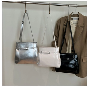 Sacs seaux trapèze tendance en argent, beige et noir avec boucle décorative élégante