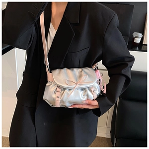 Détail du sac nuage argenté métallisé avec nœuds roses et pendentif en perles