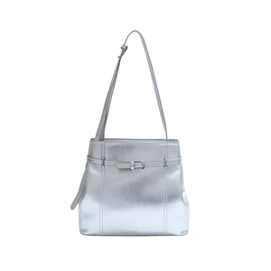 Sac à bandoulière argenté métallisé avec boucle élégante et finition brillante