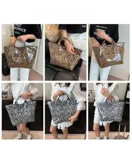 Détail du sac cabas léopard avec revêtement en PVC transparent et inscription TOTE BAG blanche