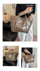 Détail d'un grand cabas léopard avec couche PVC brillante et texte imprimé TOTE BAG
