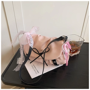 Détails du sac nuage rose montrant le nœud en dentelle, le cœur perlé et les rivets
