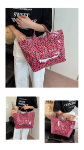 Détail du grand sac cabas rose fuchsia à motif léopard avec finition brillante et lettrage
