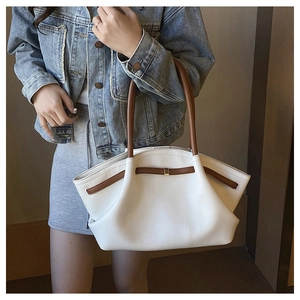 Detail der minimalistischen Falten-Einkaufstasche in Creme mit braunem Kontrast-Ledergriff