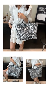 Détail du grand sac cabas motif léopard noir et blanc avec une finition brillante