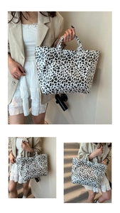 Gros plan sur le grand sac cabas à imprimé léopard avec inscription Note Bag chic