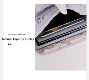 Capacité interne du sac à bandoulière plissé lavande avec rangement pour tablette