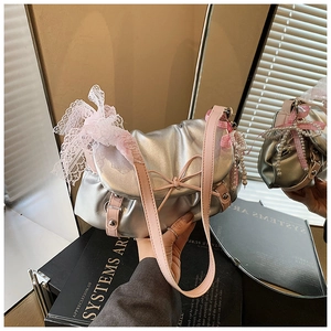 Détails du sac nuage argenté métallisé avec nœud en dentelle rose et perles