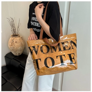 Dettaglio della borsa tote color caramello con trama carta stropicciata e strato PVC
