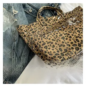 Détail du sac cabas léopard en toile avec couche extérieure en PVC transparent imperméable