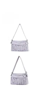 Vue détaillée d'un sac à bandoulière plissé violet clair avec boucle en métal réglable
