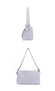 Détail du sac à bandoulière plissé lilas avec sangle réglable et poche latérale à rabat