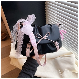 Détail du sac bandoulière balletcore noir avec nœud rose et bordures en dentelle