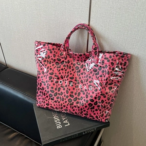 Sac fourre-tout rose à motif léopard avec finition brillante et lettrage TOTE BAG
