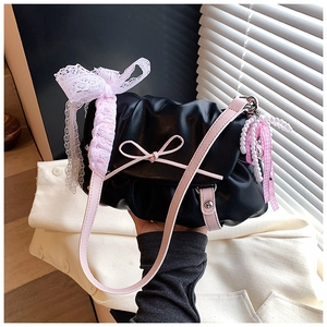 Détail du sac nuage noir plissé avec nœud en dentelle rose et perles nacrées