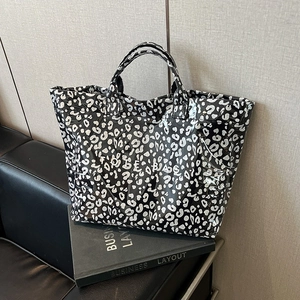 Sac fourre-tout chic à imprimé léopard noir et blanc avec texte TOTE BAG blanc minimaliste