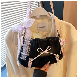 Détails du sac nuage plissé noir avec nœud rose et breloques en dentelle et perles