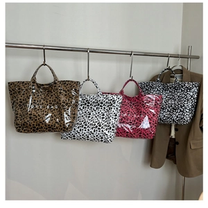Sélection de sacs fourre-tout brillants à motif léopard en marron, blanc et rose