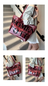 Dettaglio della borsa tote rossa lucida con scritta nera Women Tote per uso quotidiano