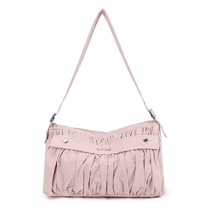Vue détaillée du sac à bandoulière plissé rose clair avec boucles en métal décoratives