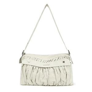 Détail du sac à bandoulière plissé beige avec texture souple et boucle métallique