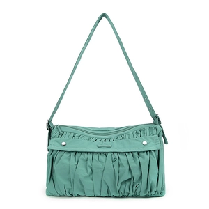 Détail du sac à bandoulière plissé vert menthe avec boucles argentées et sangle réglable