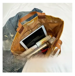 Vista dall'alto della grande capacità interna della borsa tote marrone con tasca zip