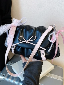 Sac nuage rose style balletcore avec nœuds en dentelle et breloques en perles