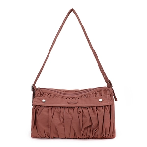 Détail du sac à bandoulière plissé avec boucles en métal et bandoulière réglable