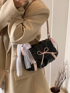 Sac nuage plissé noir avec nœud rose, rubans en dentelle et chaîne de perles