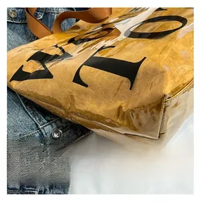 Dettaglio delle cuciture degli angoli della borsa tote in PVC con lettere stampate