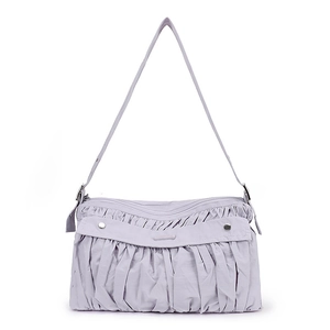 Détail du tissu froncé et des boucles argentées sur le sac à bandoulière couleur mauve