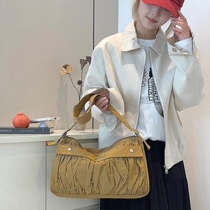 Détail du sac à bandoulière plissé jaune moutarde en tissu nylon de haute qualité