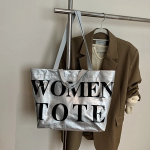 Borsa tote argento metallizzato con scritta Women Tote appesa per un look da ufficio