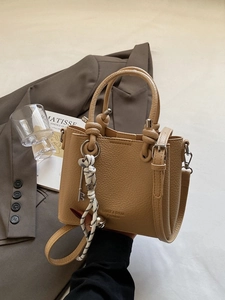 Sac seau beige Lange & Shuya avec poignées rondes et texture en similicuir grainé
