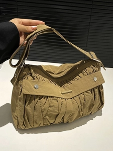 Sac à bandoulière kaki en nylon plissé avec large sangle et clous pour usage quotidien