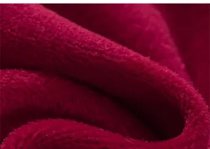Primo piano del tessuto in velluto rosso scuro con consistenza morbida per abiti