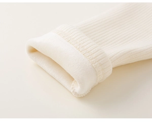 Detailaufnahme des dicken Fleece-Futters und Rippbündchens an diesem warmen Wintermantel